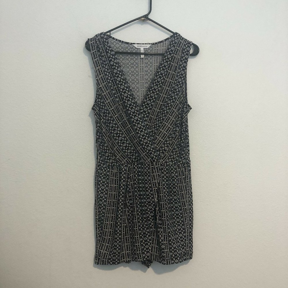 BCBGeneration Graphic Print Stretch Wrap Romper Women’s Small Snap Front